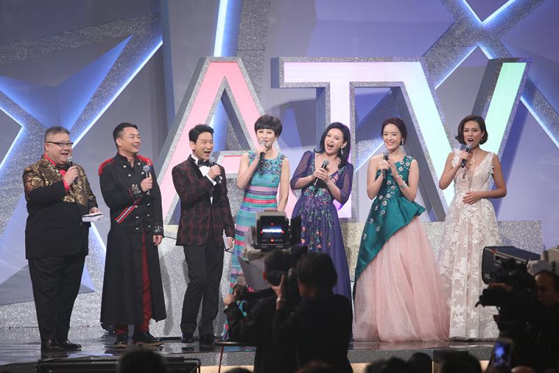 劉錫賢（左起）、王喜、楊立門、朱慧珊、曾華倩、向海嵐及朱慧敏擔任大會司儀