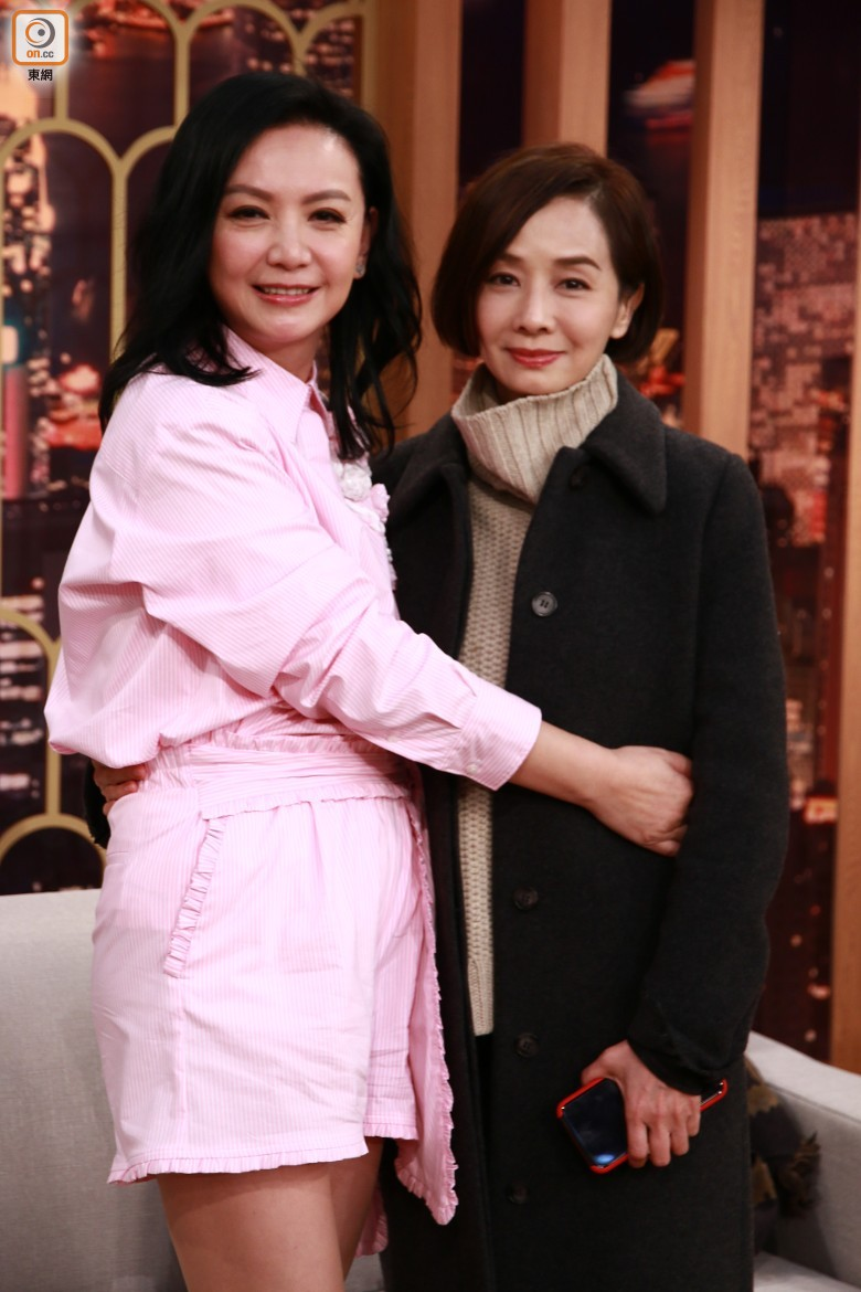 曾华倩（左）请嚟毛舜筠任首集嘉宾