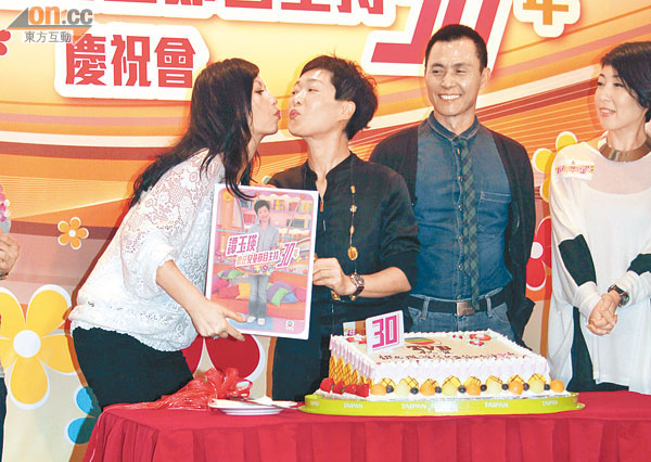 曾華倩笑指譚玉瑛三十年身形無變，應有的地方無，唔應該有的地方就有。