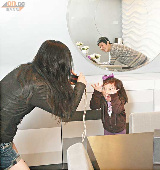 華倩為表情多多的是知拍照