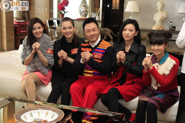 張美妮（左起）、呂慧儀、曾華倩、糖妹大家向《東網》粉絲拜個早年