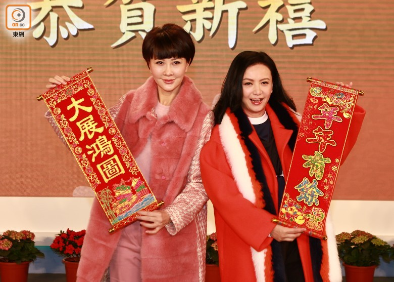 曾華倩（右）、朱慧珊]