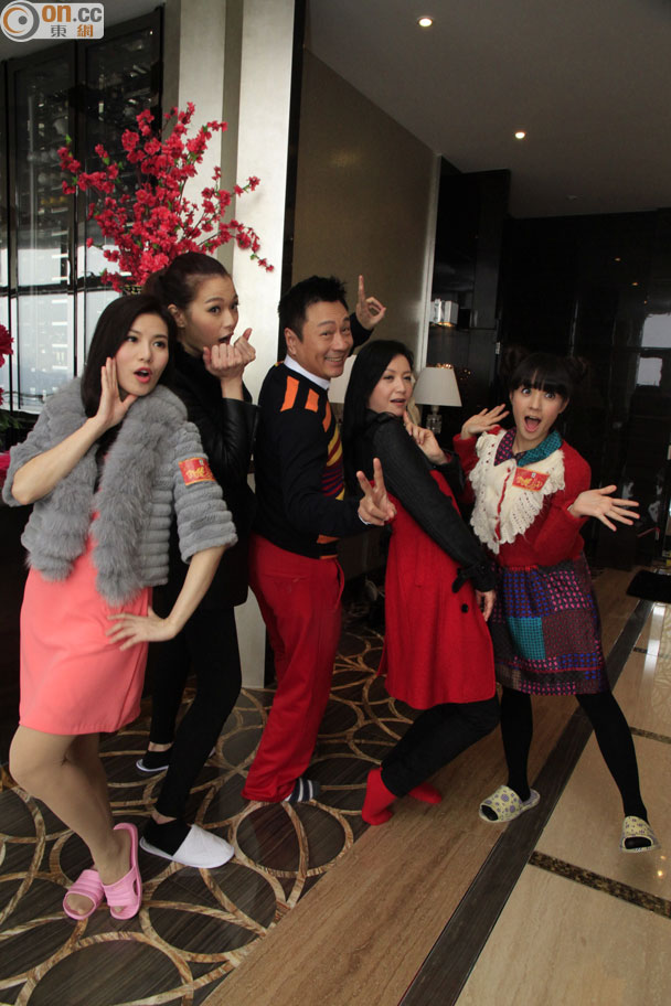 張美妮（左起）、呂慧儀、曾華倩、糖妹一齊拍攝賀年節目