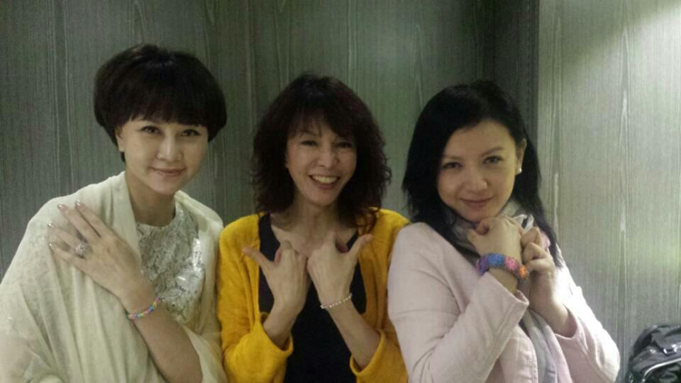 （左起）朱慧珊、鄭裕玲、曾華倩，得好友支持，無怪乎笑得最開心就係鄭裕玲吖！