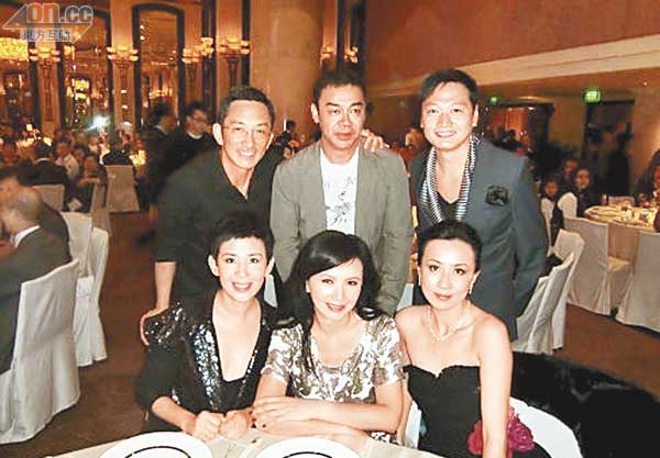 「失散」多時的電視訓練班舊同學在商天娥的婚宴上重聚