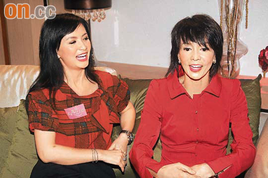 曾華倩（左）揚言會交流愛情心得，但鄭裕玲堅拒提及