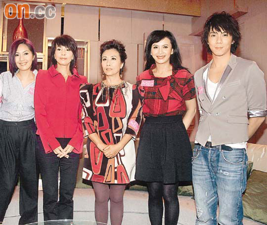 千嬅（左起）、嘟嘟、阿姐、曾華倩及張繼聰一同錄影節目，但火藥味甚濃