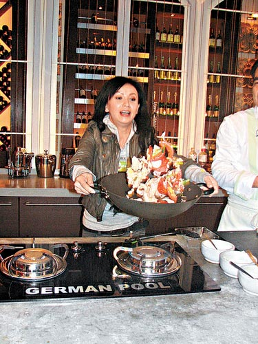 曾华倩与名厨周中昨日（1月20日）为《星级厨房》录像