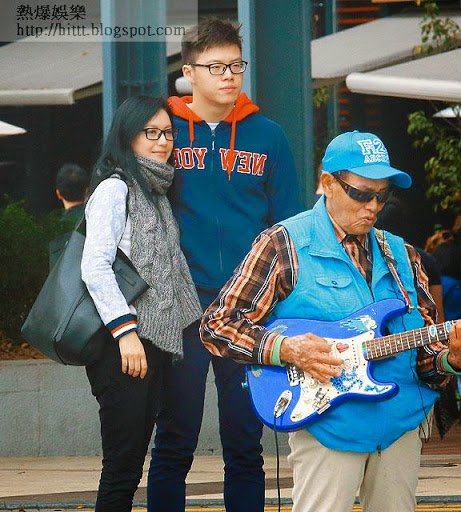 兩母子喺赤柱廣場影埋合照，跟住攞車走人