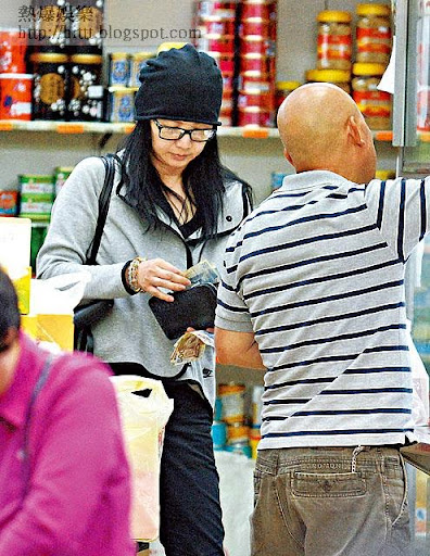 睇嚟囝囝幾鍾意食大閘蟹，華倩去「新三陽」揀咗幾隻六両重嘅靚蟹，埋單千一。