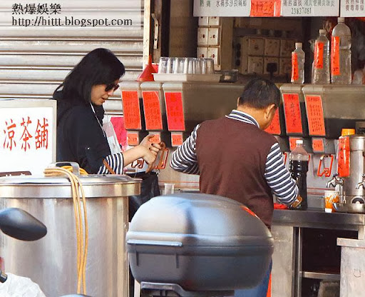 行過涼茶鋪，「隊」番杯再買多樽走。