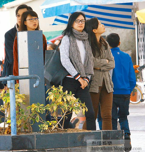 一行五人揸車去赤柱，行吓企吓望吓，見到啲膠雨褸，曾華倩摸吓啲質地，冇幫襯