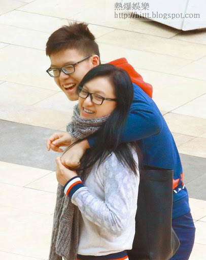 週末赤柱人多， Martin搭住媽咪膊頭一齊行，包冇走失