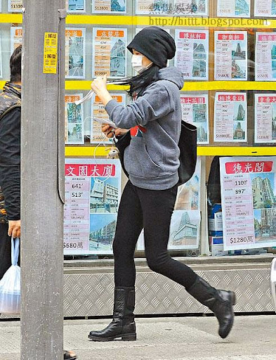 沿途曾華倩覺得凍，郁手索緊連帽 sweater。