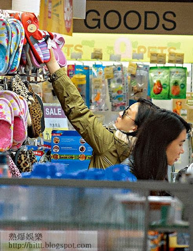 曾華倩睇中嗰對兔兔拖鞋，有晒 design有晒 detail，都係廿蚊有找，完全合乎經濟效益。