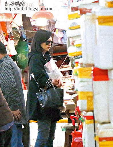 喺雜貨鋪買咗少少雜物同個文件袋，再入街市「貢」咗十分鐘，但冇嘢啱曾華倩心水。