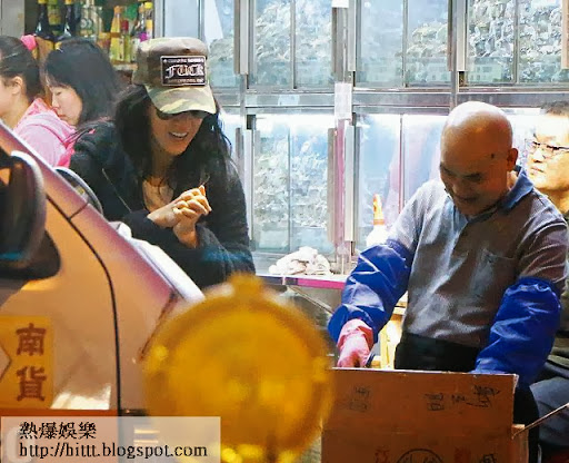 同媽咪芭姐揀完大閘蟹，手勢有番咁上下嘅 Toby買埋臘味整煲仔飯