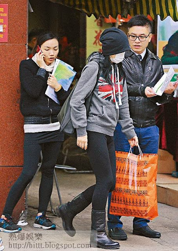 搞掂！前後足足一粒鐘，曾華倩攞住嗰袋藥，隨時夠飲一個星期。