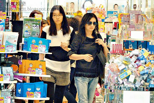 要獨力養大個仔，曾華倩好慳家，行 ZARA睇 SaSa，冇必要都唔會打開銀包。