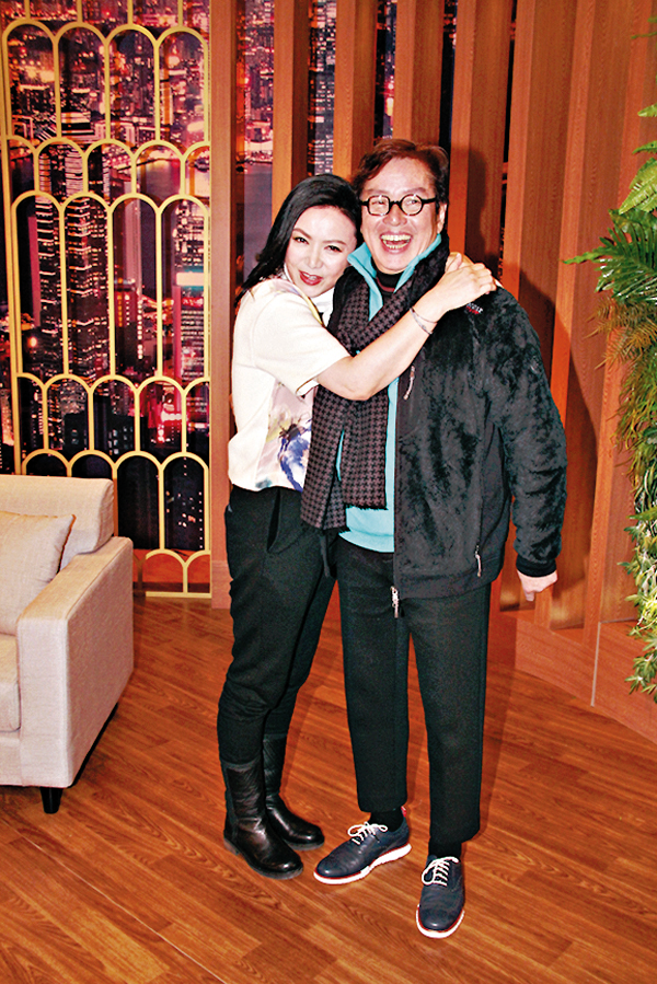 譚詠麟(右)難得亮相亞視，原來是為了撐「表妹」曾華倩場